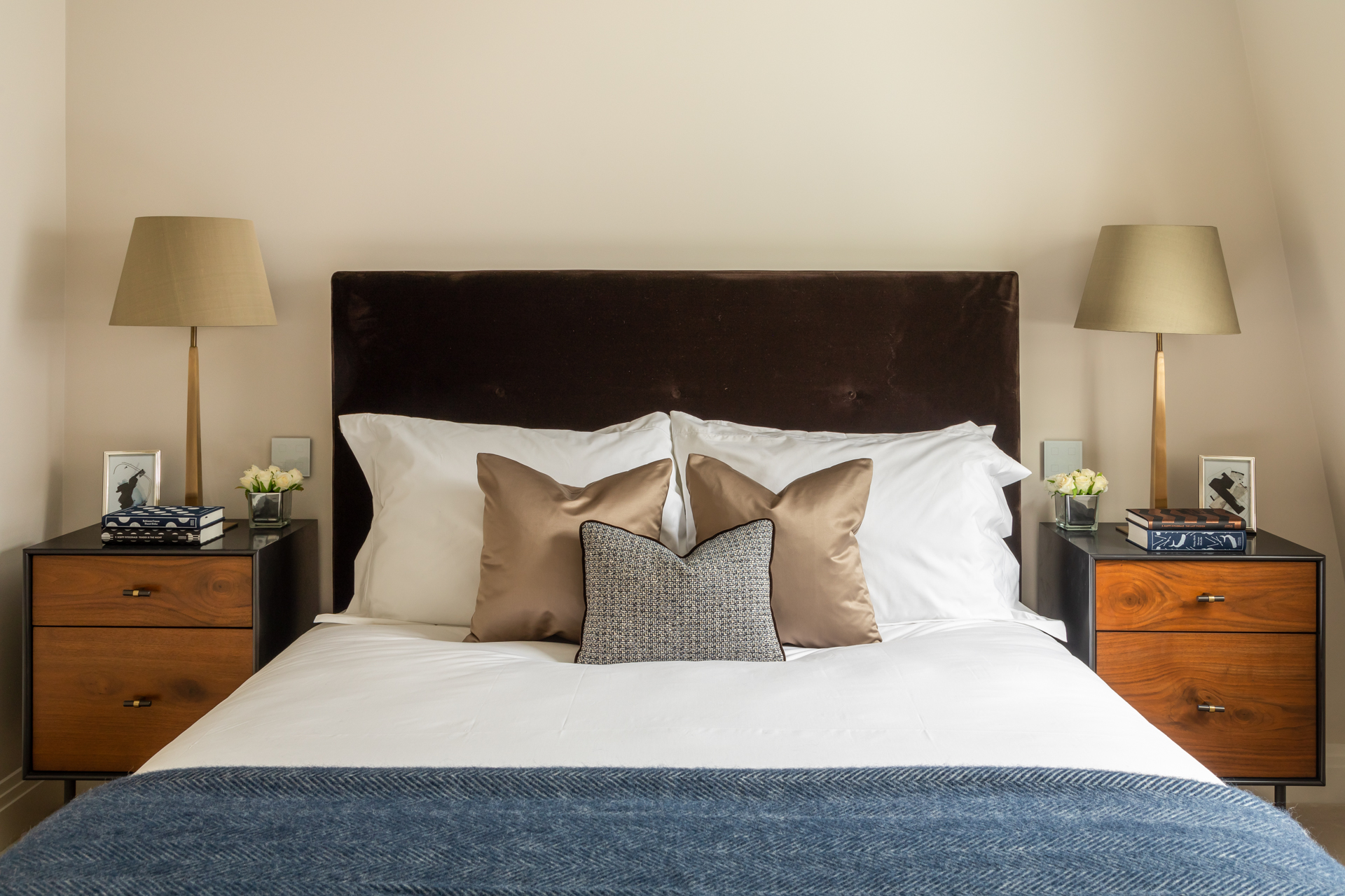 Mid-century bedroom in chocolate brown and blue