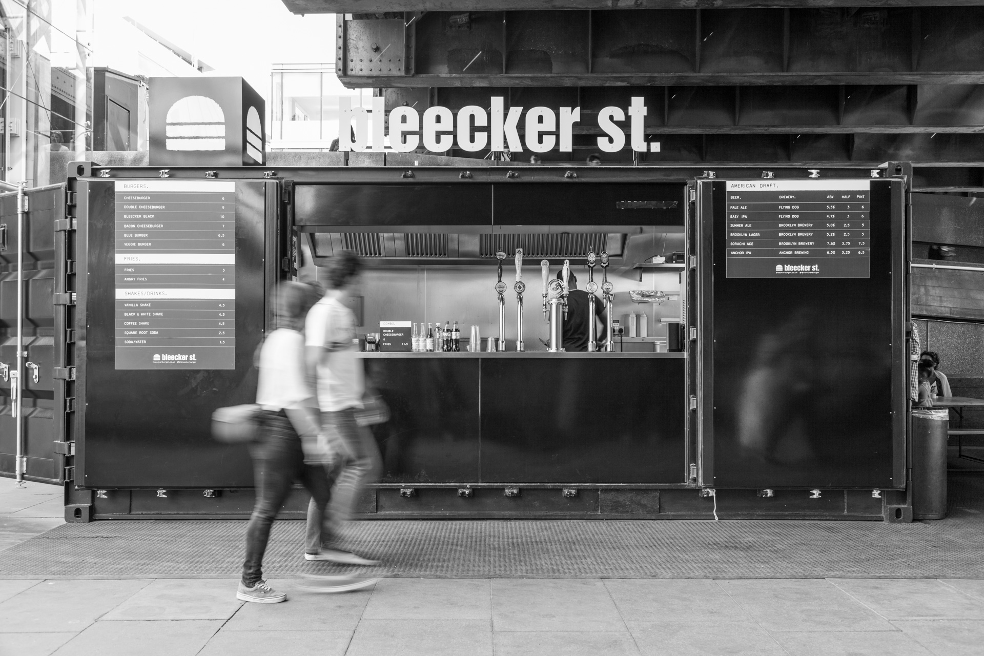 LONDON STREETFOOD CONTAINER IN BLACK AND WHITE